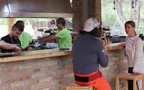 Gastgeber Andreas (links) ist leidenschaftlicher Koch und verwöhnt seine Gäste gern.